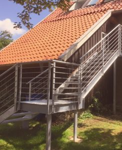 Mehr über den Artikel erfahren Sicherheitsgeländer: Unverzichtbarer Schutz für Treppen im Innen- und Außenbereich
