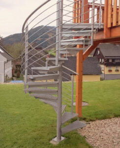 Mehr über den Artikel erfahren Die Vorteile von Wendeltreppen: Platzsparend und stilvoll